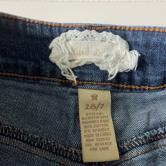 Altar’d State Shorts Frayed Jean Cut Off 28/7 - Picture 3 of 4